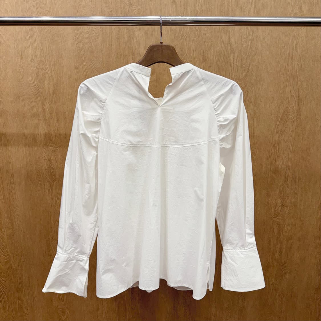 타임 볼륨 슬리브 라운드넥 블라우스 셔링 디테일 미니멀 화이트 상품이미지3