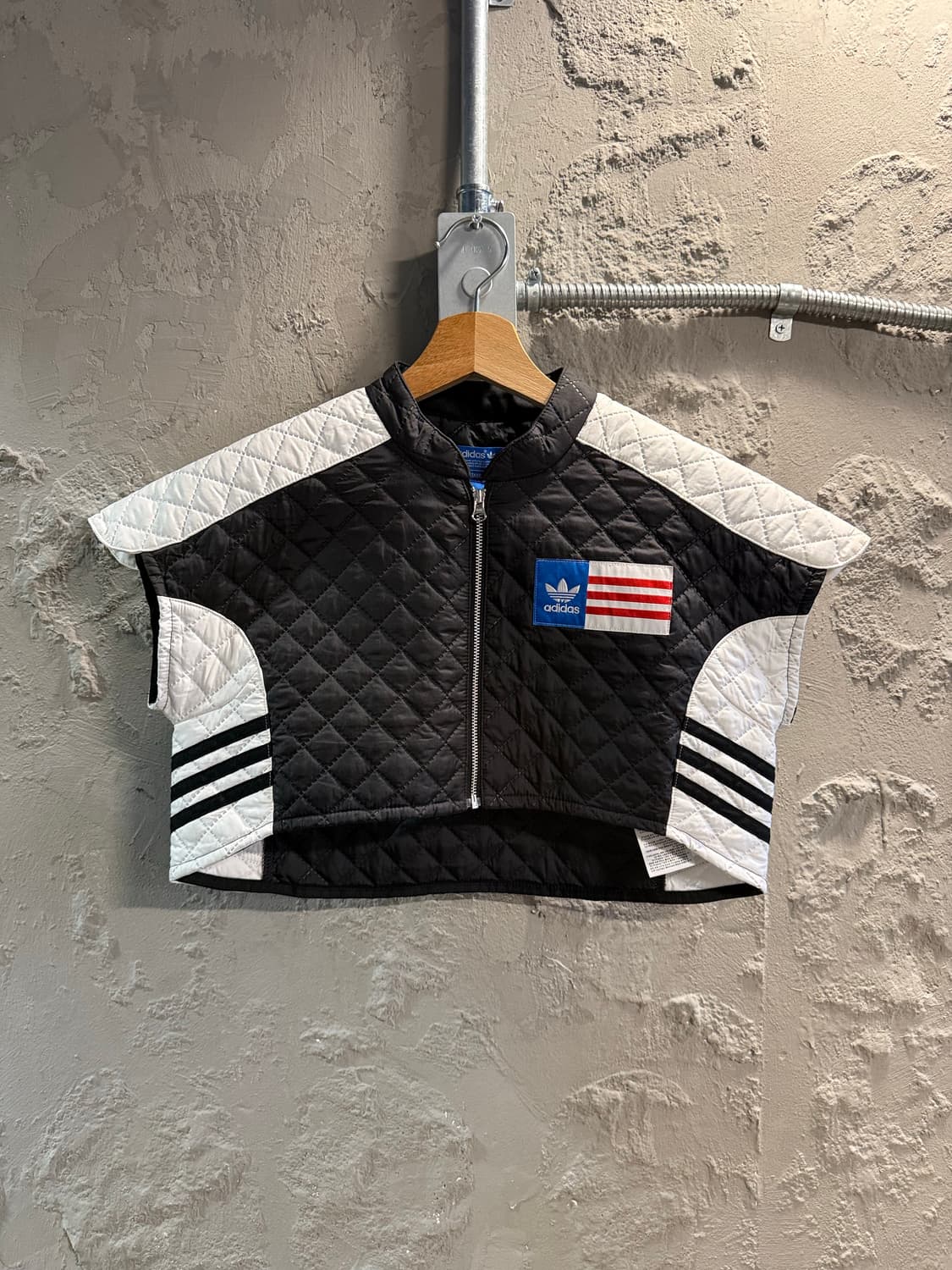 85 아디다스 ADIDAS 리타오라 퀼팅 패딩 케이프 베스트 블랙 상품이미지1