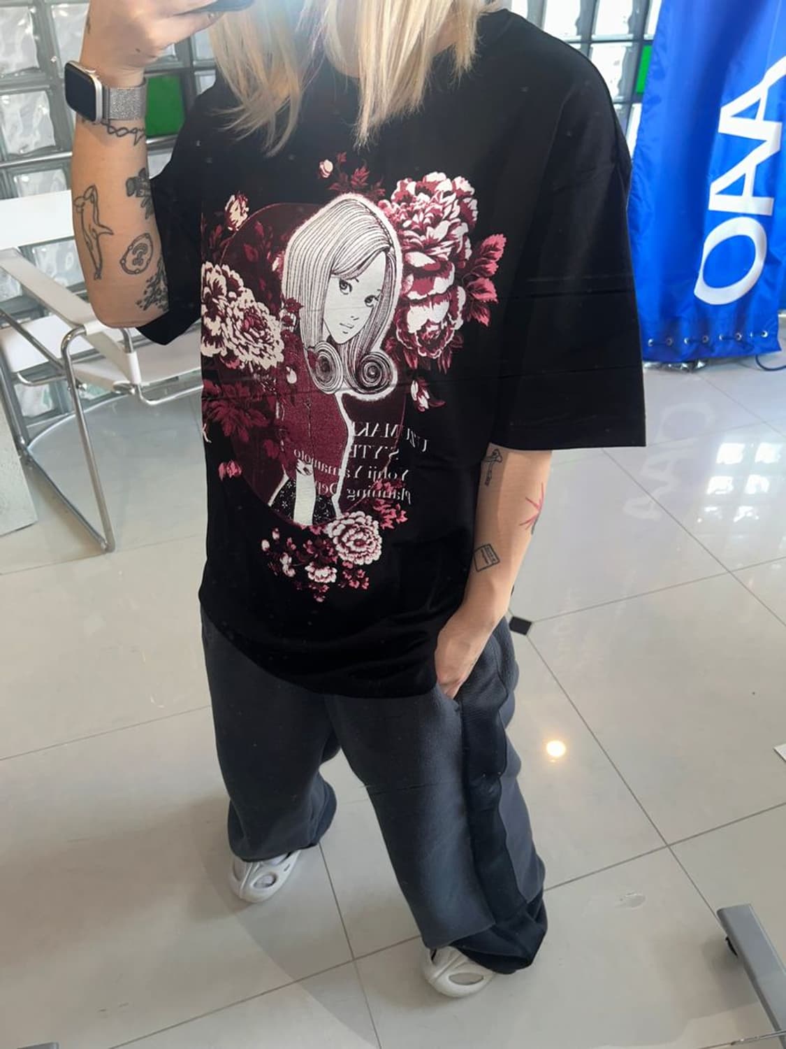 ITO -UZUMAKI- TEE 우즈마키 - 꽃과 키리에 그래픽 티셔츠 상품이미지2