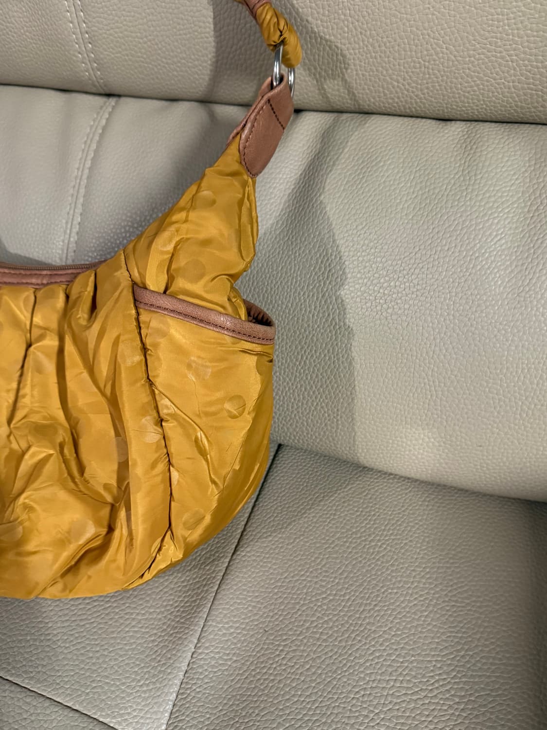 Mustard dot pattern padding shoulder bag 상품이미지3