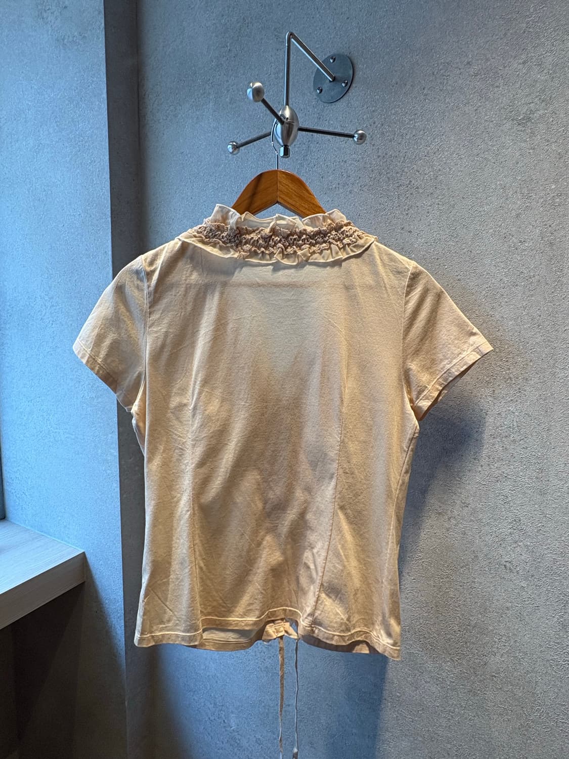 Cream Ruffle Muse Tee 상품이미지2