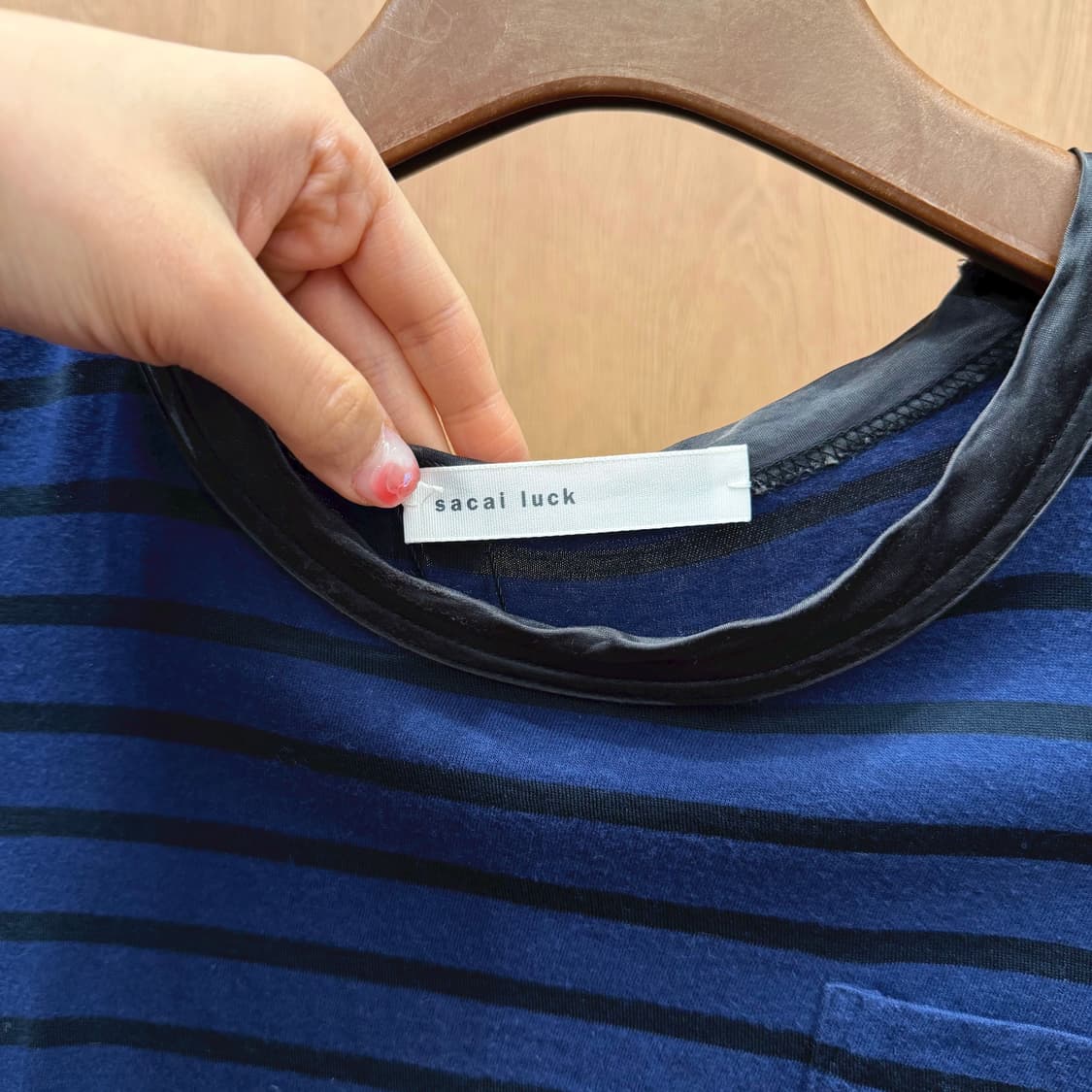 사카이 럭 반팔 블라우스 스트라이프 패턴 플리츠 레이어드 디테일 네이비 상품이미지6