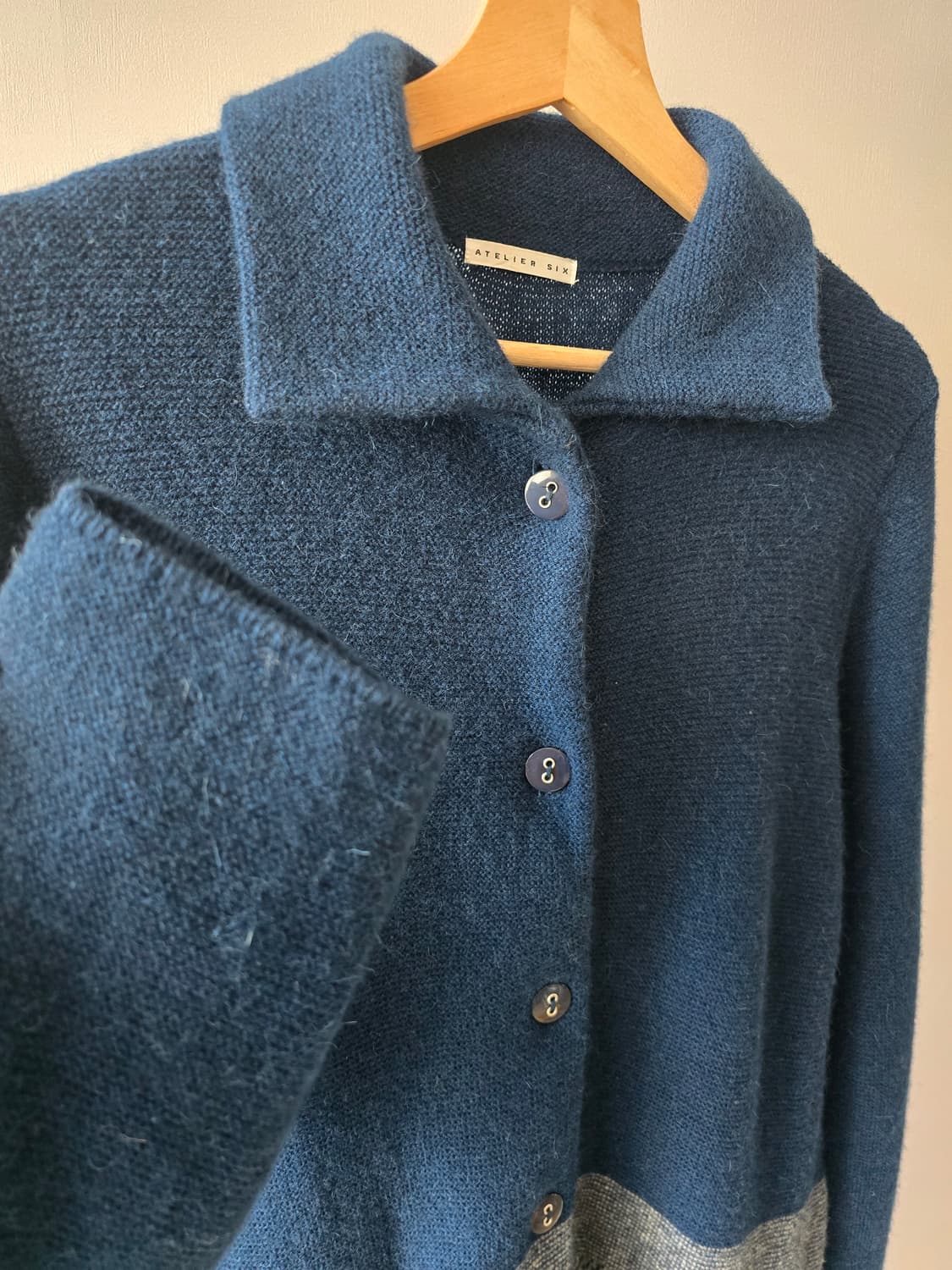 ATELIER SIX 딥블루 배색 울 롱 가디건 상품이미지4