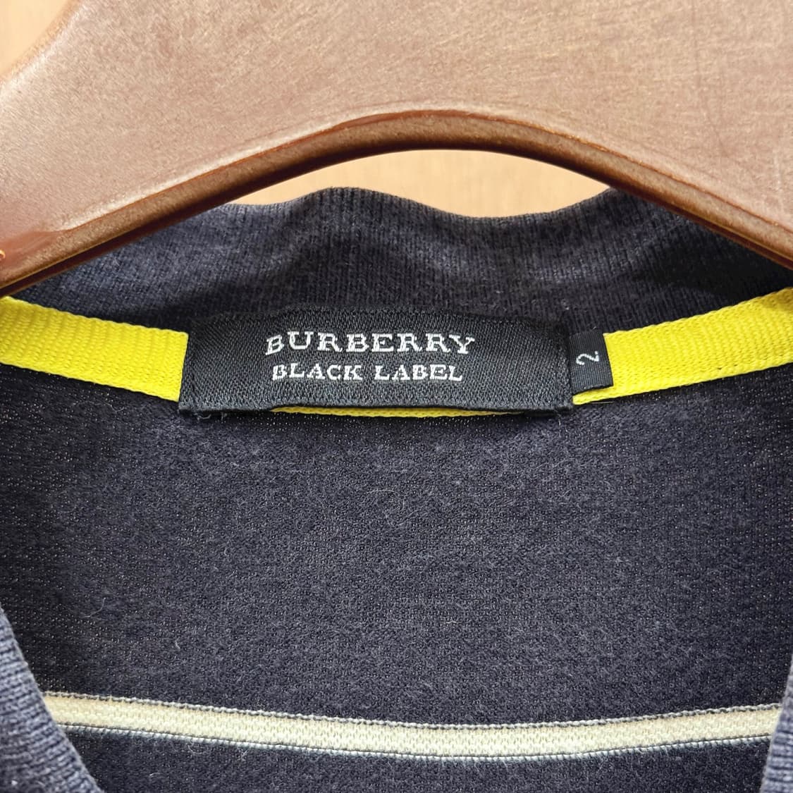 버버리 블랙 라벨 반팔 피케 티셔츠 스트라이프 패턴 로고 자수 블랙 상품이미지7