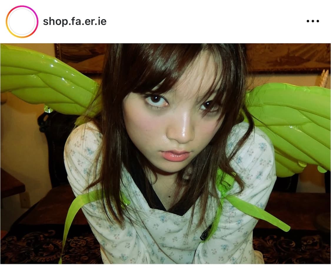 [F.E.E.S] V neck flower terry shirt 샵페어리 상품이미지5