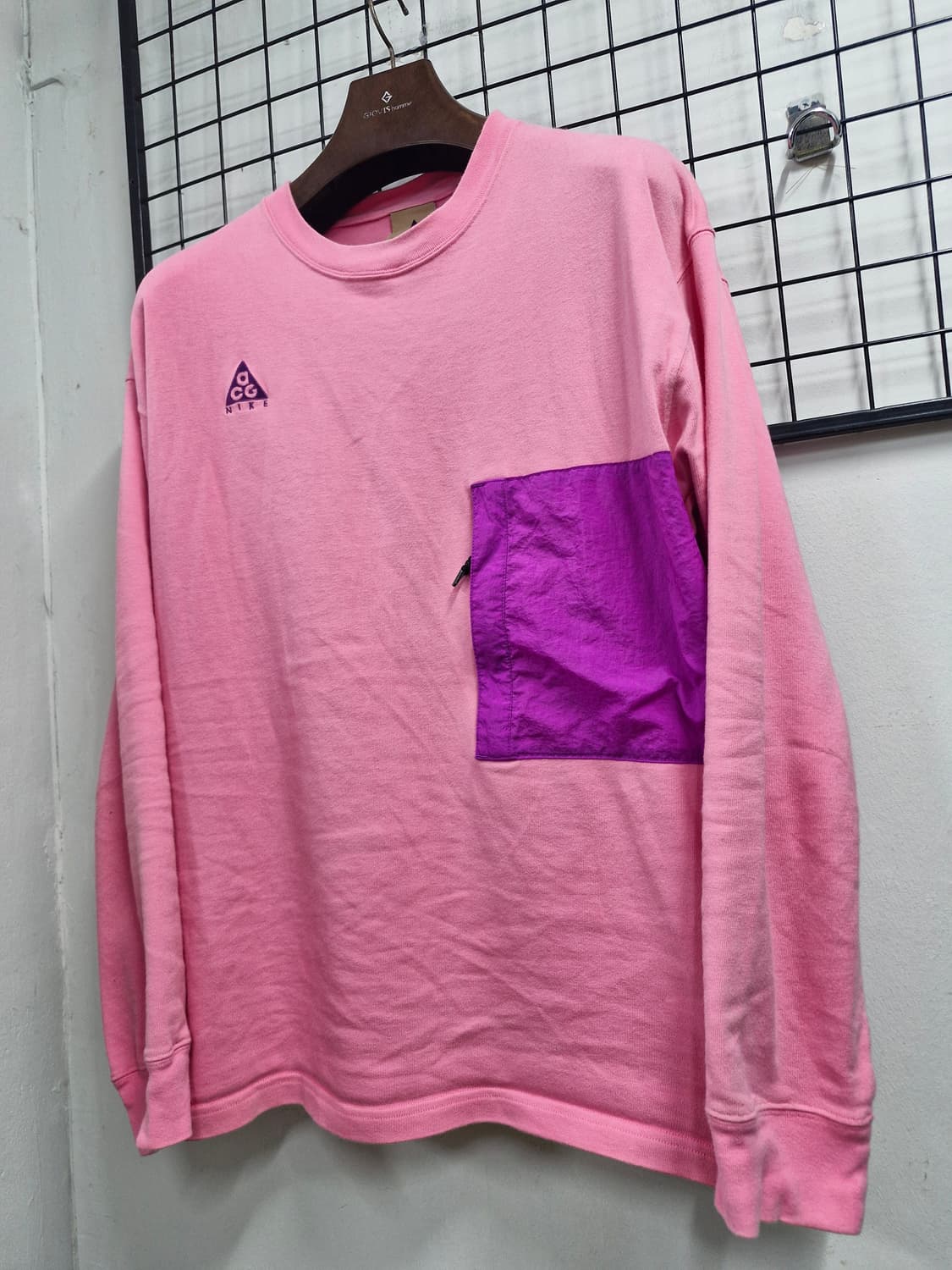 100L 나이키 ACG 포켓 롱슬리브 핑크. 상품이미지3