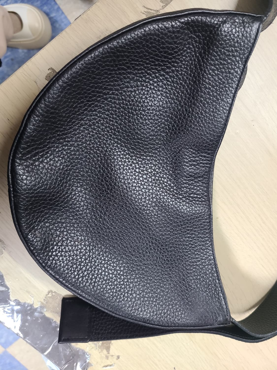 소프트서울 소가죽 하프문 슬링백 상품이미지4