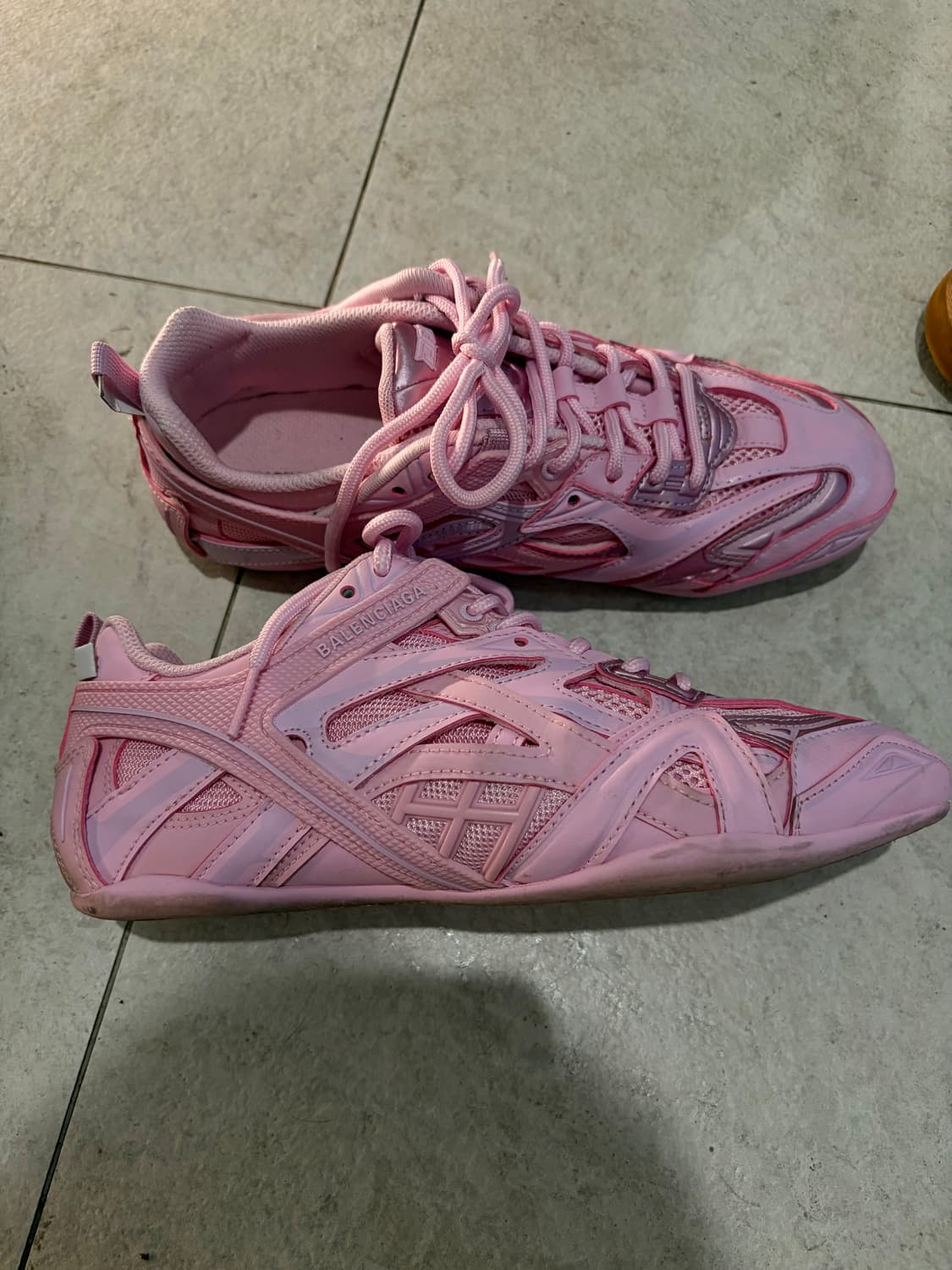 발렌시아가 딸기우유 스니커즈 38 상품이미지4