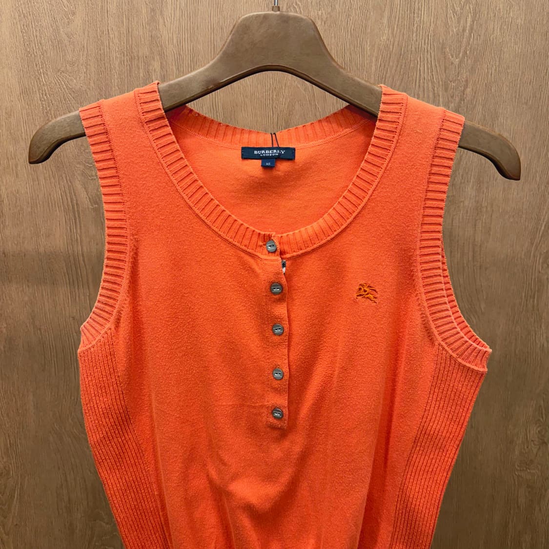버버리 런던 라운드넥 니트 베스트 클래식 버튼 로고 자수 디테일 오렌지 상품이미지4