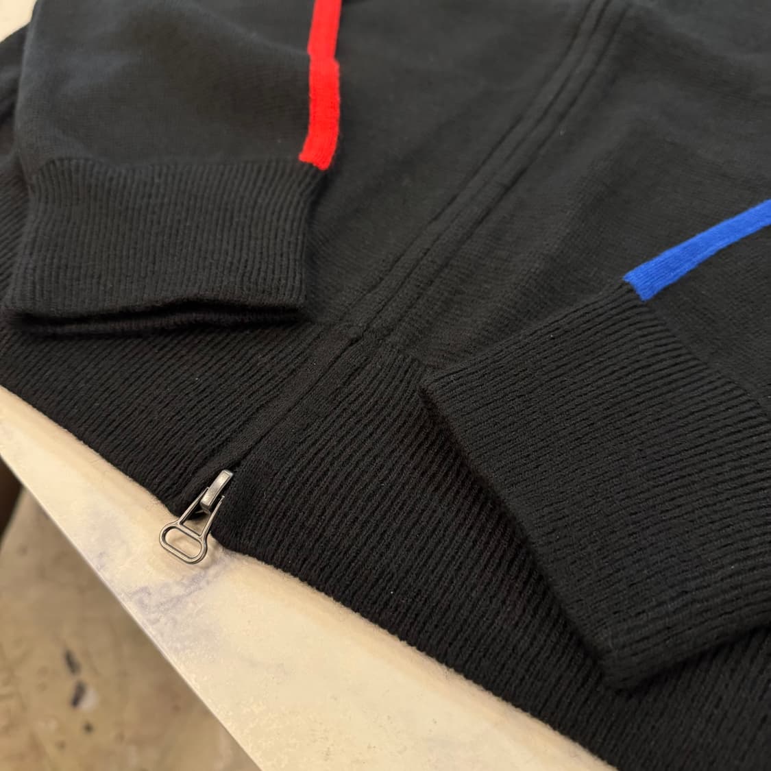 (당일발송) 코르테이즈 VVS 니트집업 블랙 레드 블루 상품이미지4