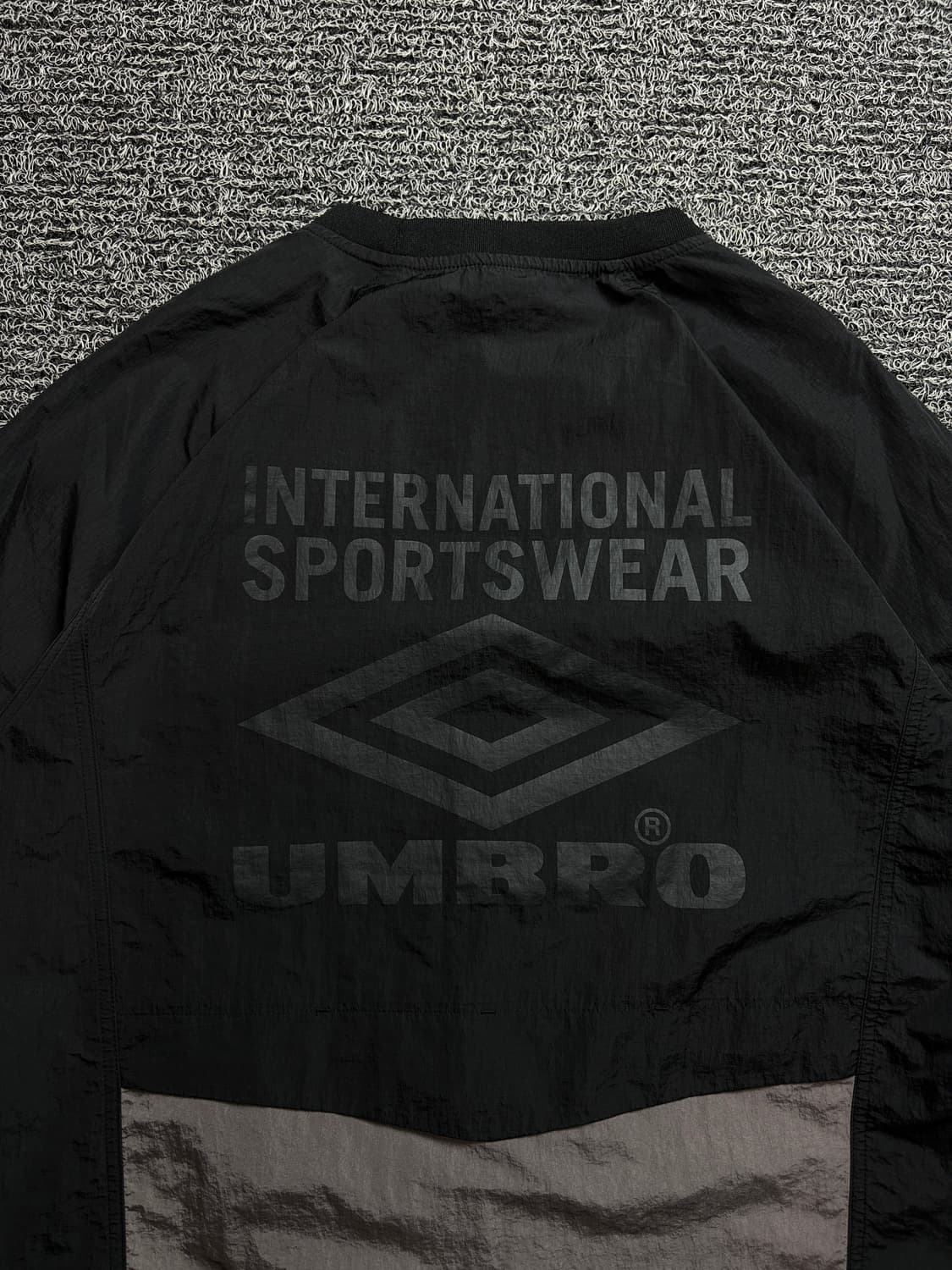 엄브로 빅로고 배색 나일론 우븐 박시핏 웜업 1961 상품이미지1