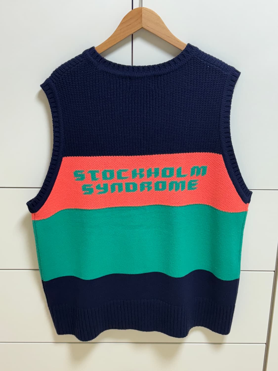 스톡홀름신드롬 니트조끼 베스트 네이비 상품이미지2