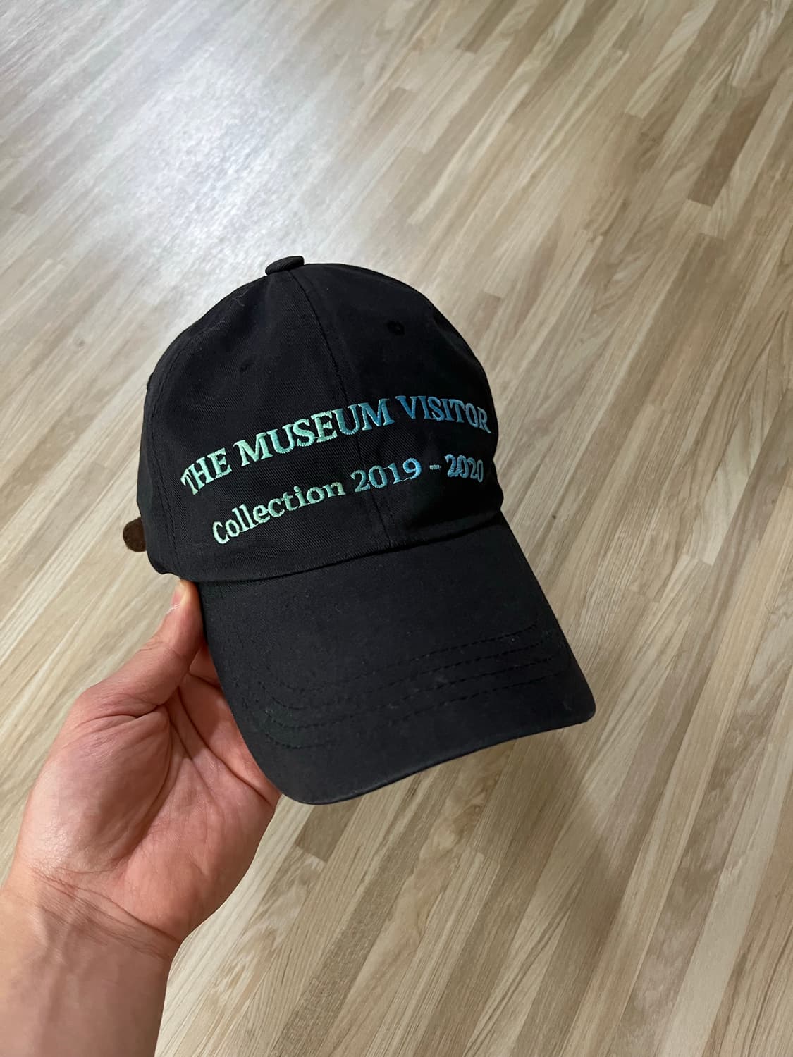 더뮤지엄비지터 모자 상품이미지1
