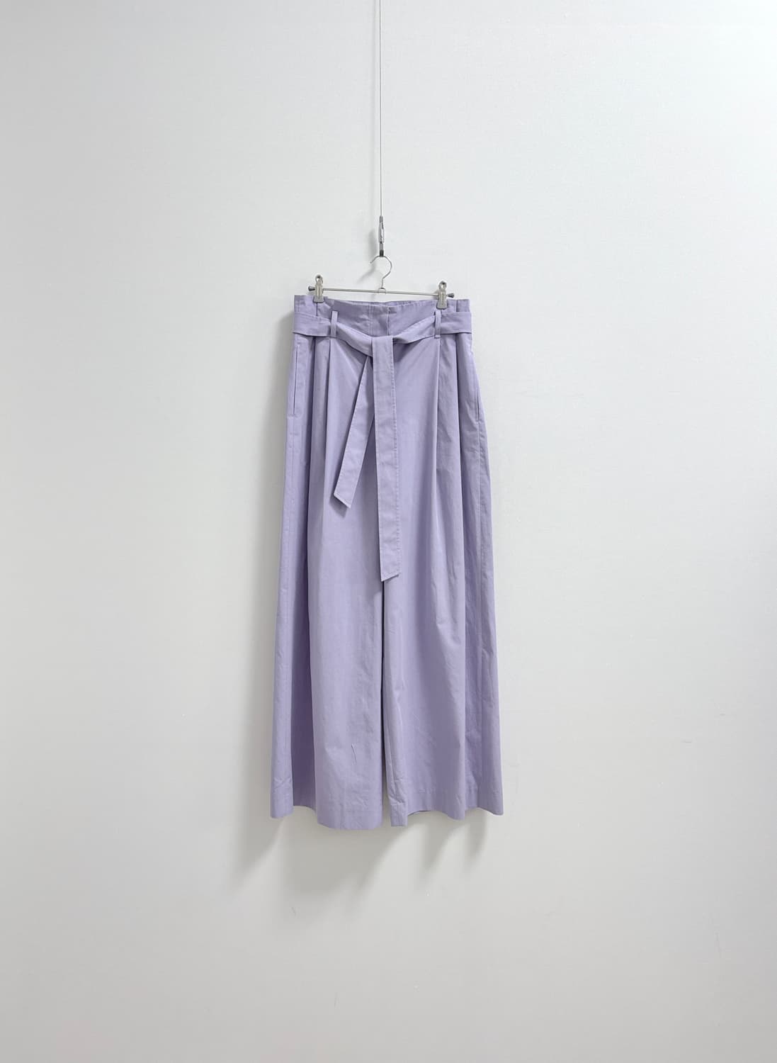 컴젠 벨티드 와이드 핀턱 팬츠 라일락 상품이미지1