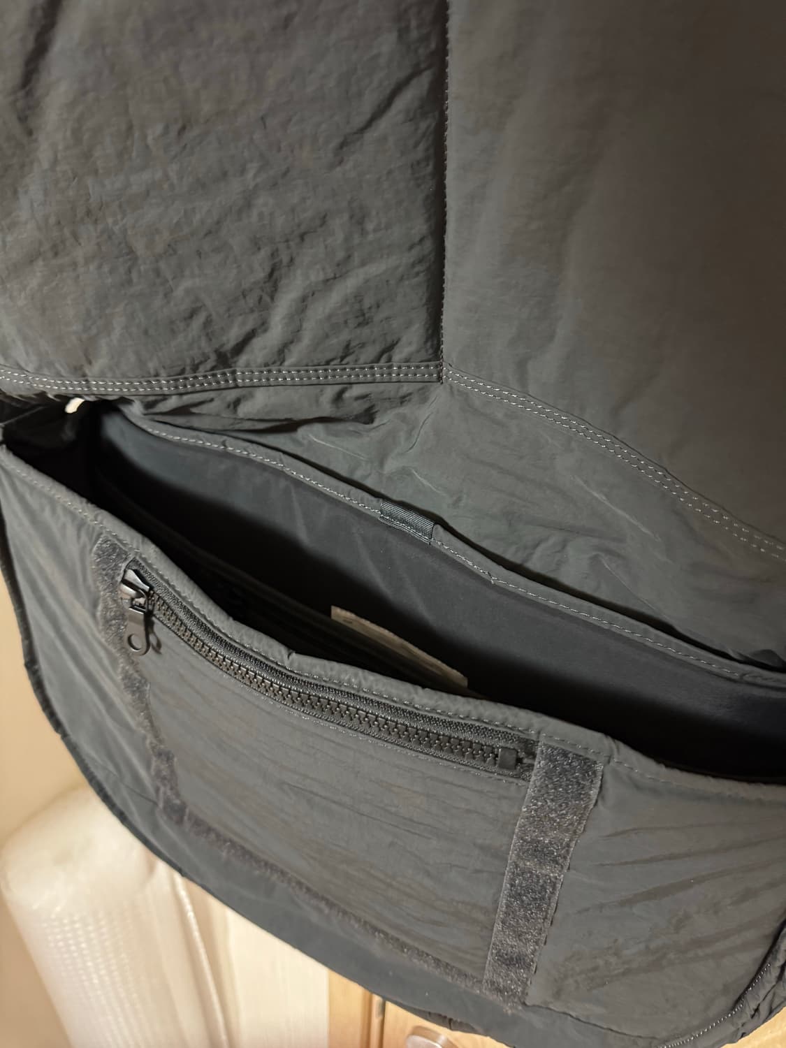 마지언타이틀 러너스백 [차콜] 상품이미지5