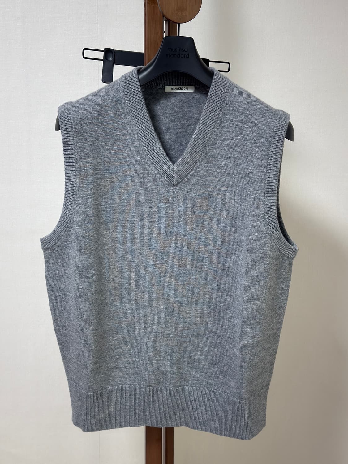 블랭크룸 브이 니트 베스트: 그레이 / 1 상품이미지1
