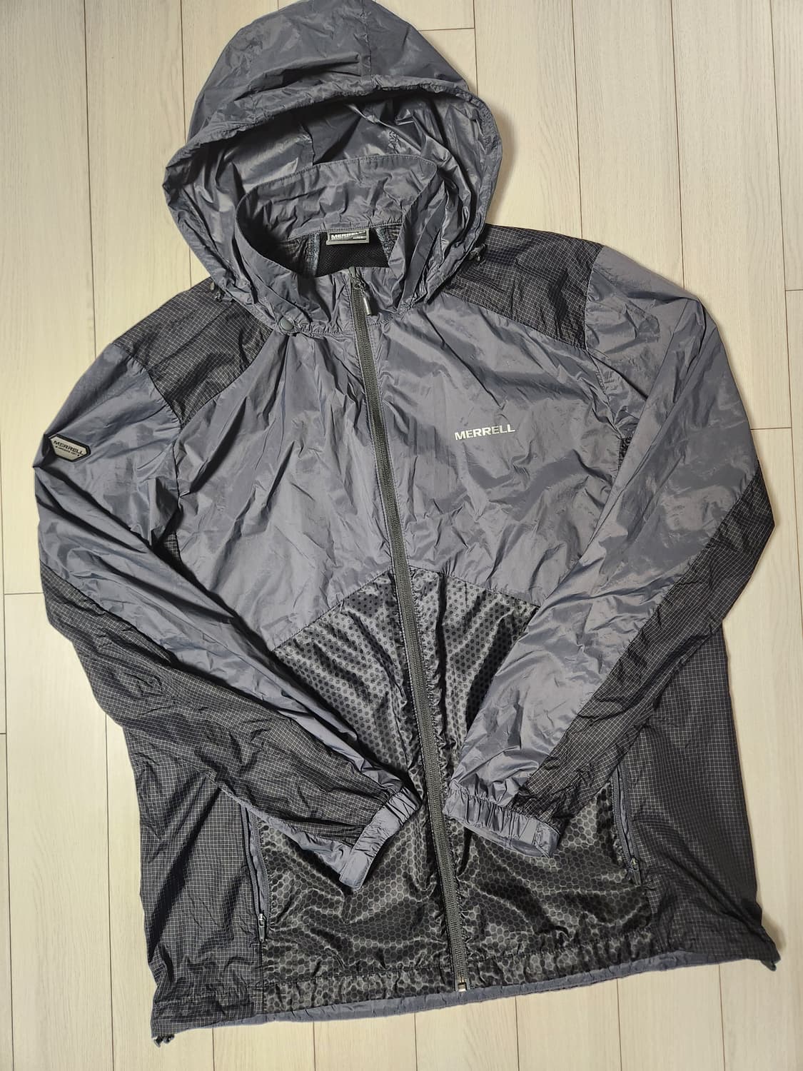 새상품급) 머렐 후드 탈부착 경량 바람막이 자켓 사이즈110

여러 중고 상품이미지1