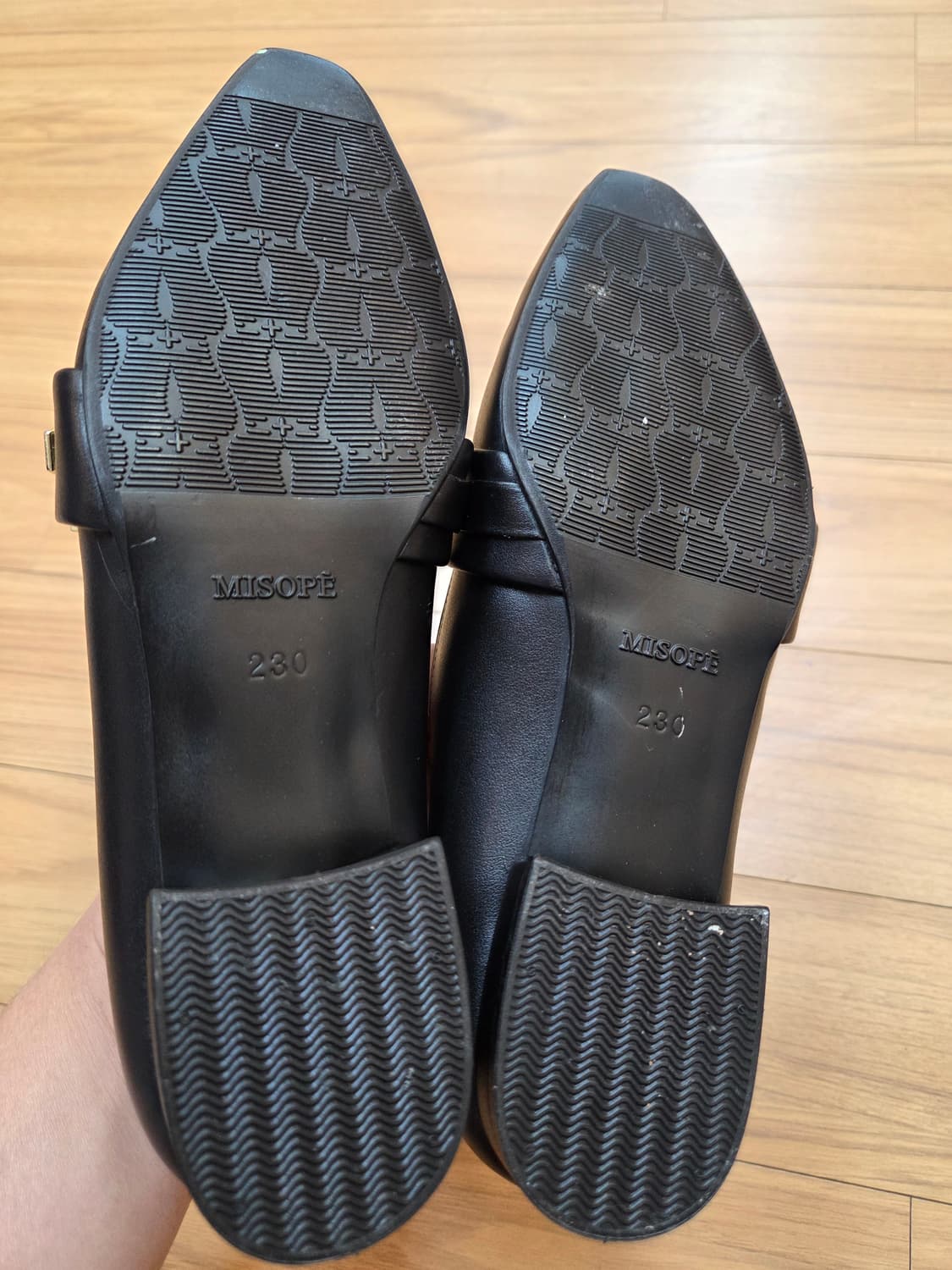 미소페 블랙 로퍼 230mm 판매합니다. 금장 버클 장식이 고급스러움을  상품이미지5