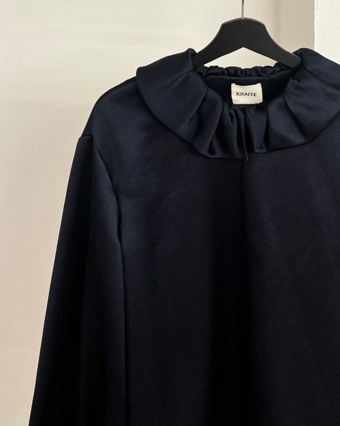 케이트 러플 하이넥 네이비 실크 블라우스 상품이미지3