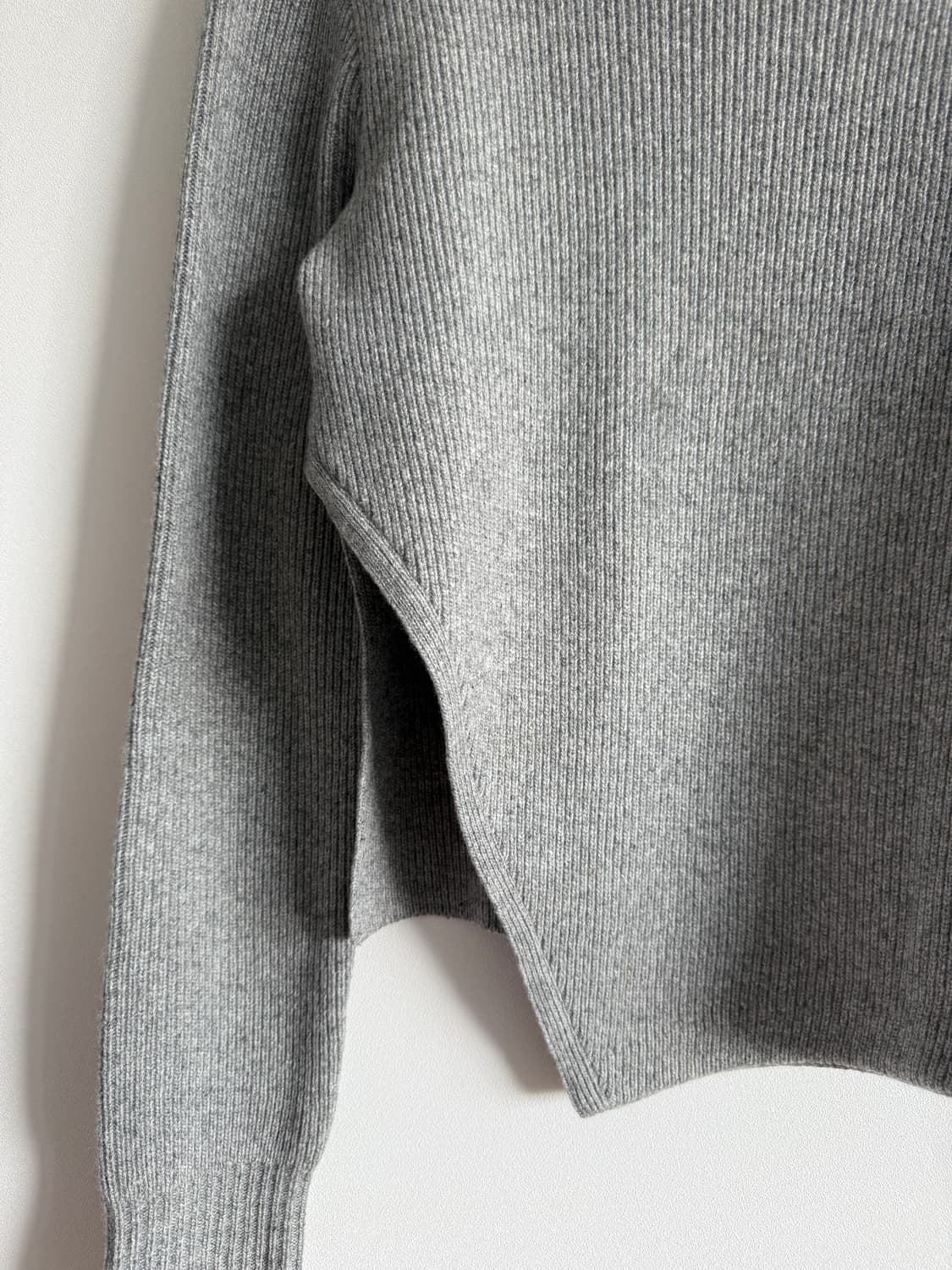 로우클래식(LOW CLASSIC) 비대칭 울 니트 상품이미지3