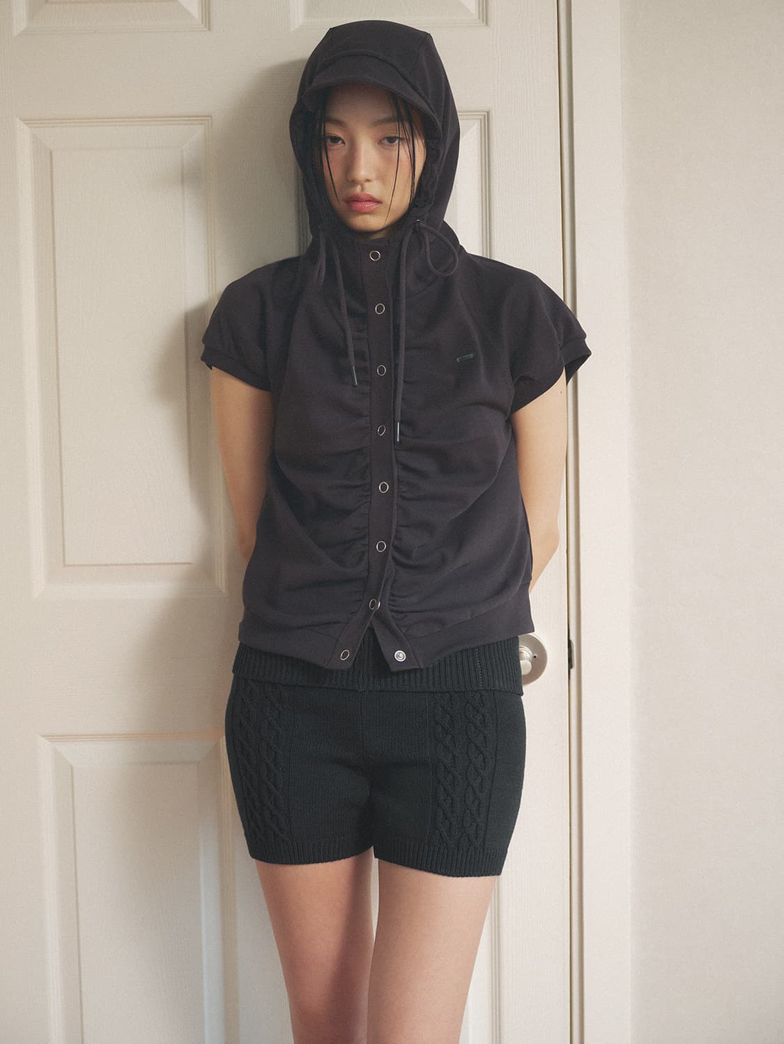 허그유어스킨 셔링 스냅 버튼 베스트 차콜 상품이미지3