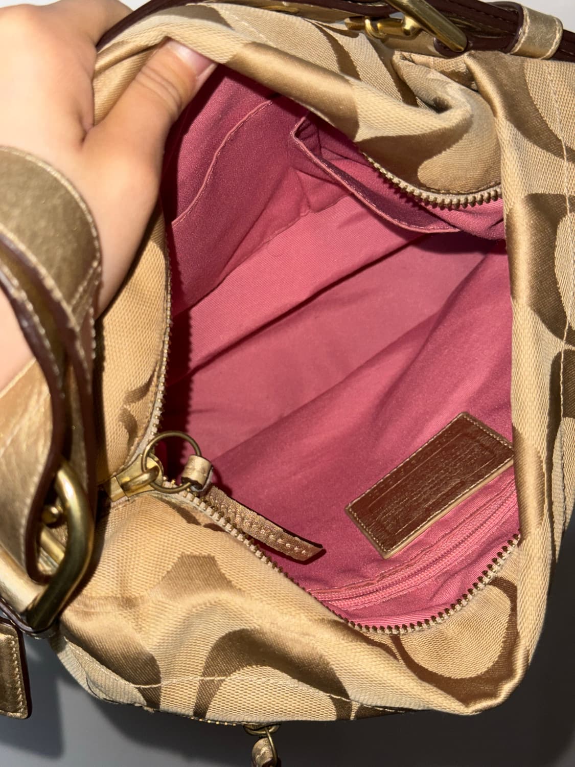 코치 Y2K 시그니처 모노그램 숄더백 베이지 상품이미지7