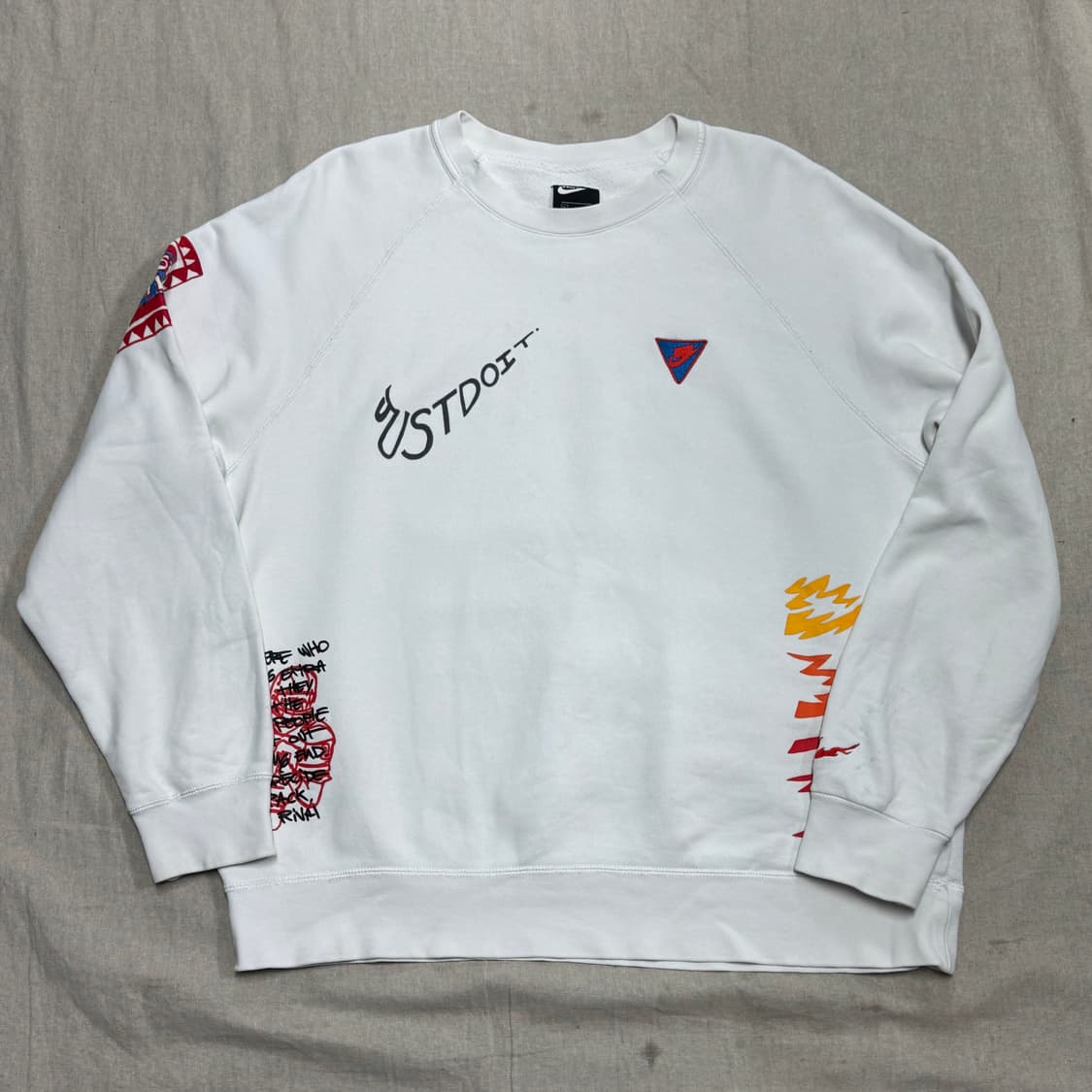 나이키 스트릿자수 화이트 맨투맨 XL 상품이미지1