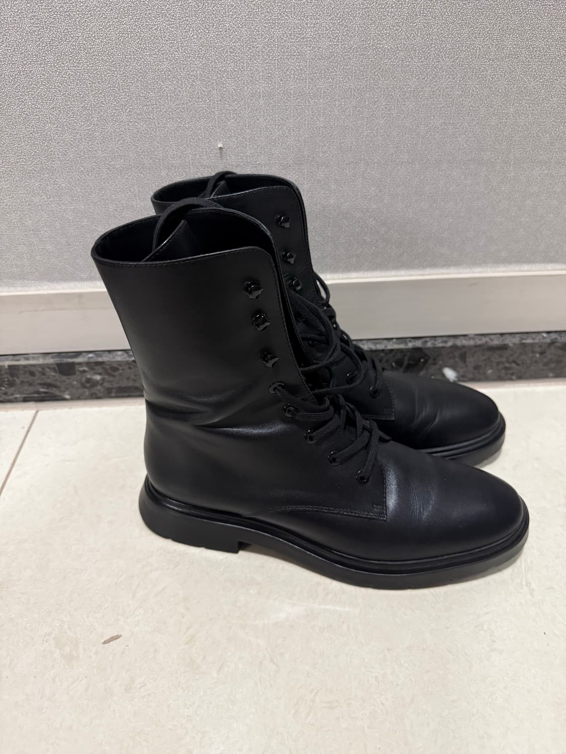 스튜어트 와이츠먼 맥켄지 부티 상품이미지2