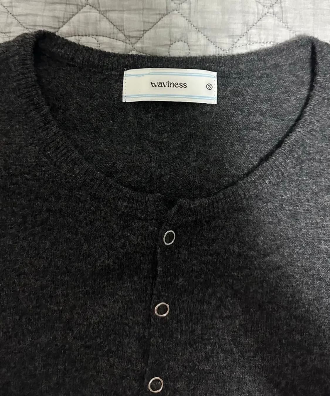 웨이비니스 / 25FW 헨리넥 니트 차콜 / 3사이즈 상품이미지3