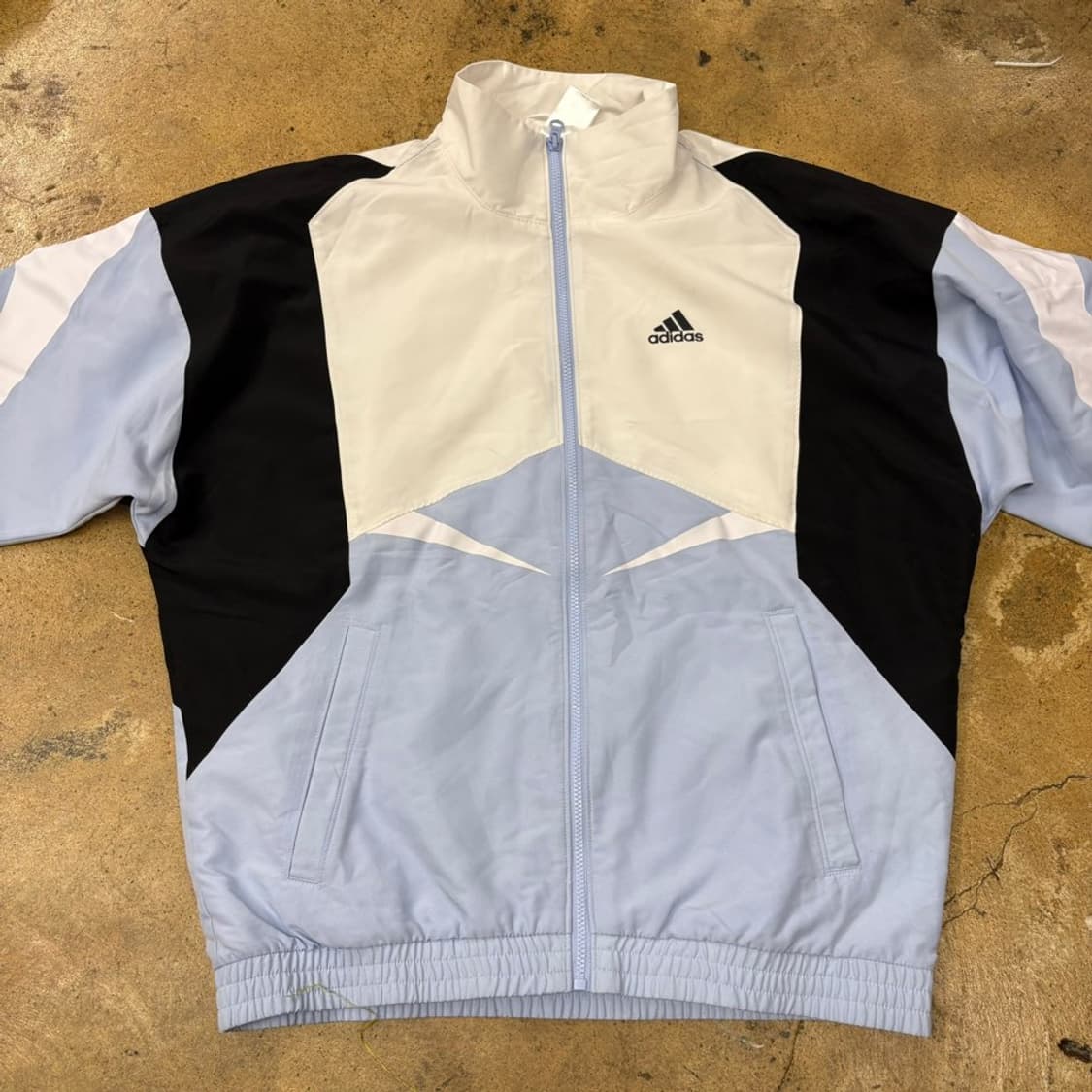 아디다스 시나모롤 하늘 화이트 블랙 바람막이  상품이미지3