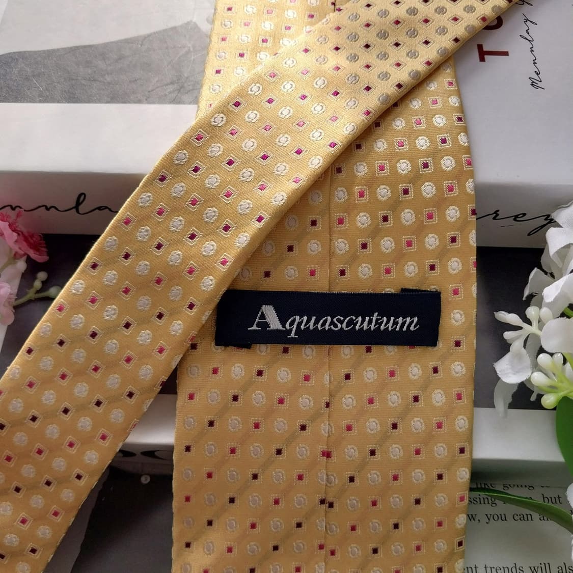 아쿠아스큐텀 실크 옐로우 패턴 넥타이 9.2cm A+등급 K1989
 상품이미지6