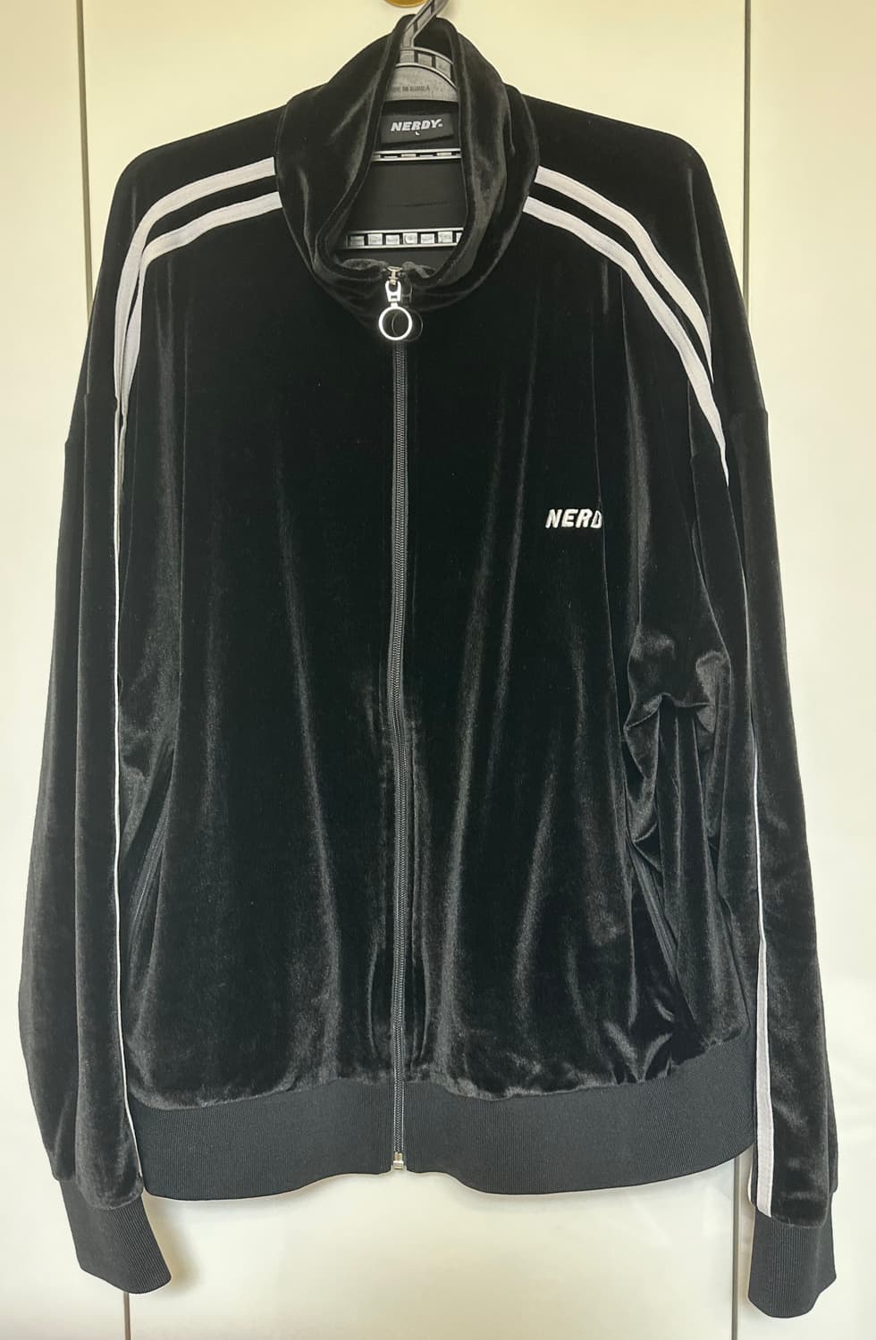 널디 벨벳 트랙탑 블랙 흰색라인 상품이미지1