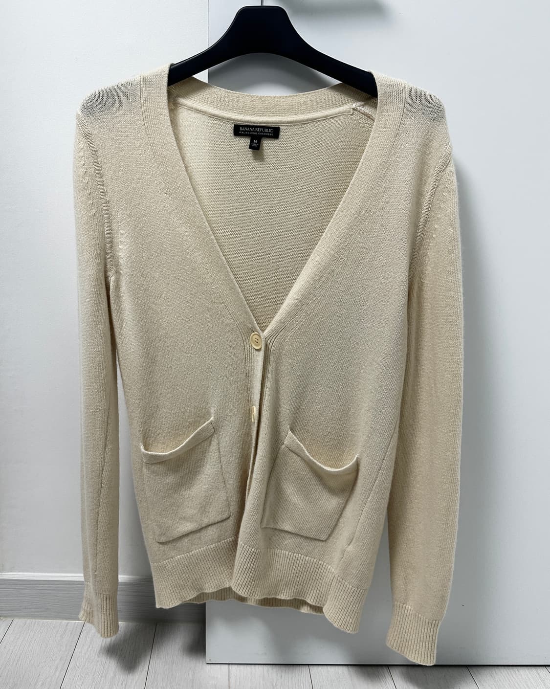 바나나리퍼블릭 크림 아이보리 컬러 가디건 / M 사이즈 입니다. 상품이미지1
