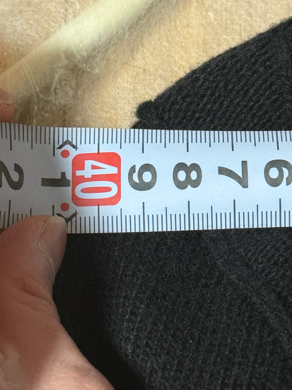 스톤아일랜드 반진업니트 540A3 하이 넥 하프 버튼 램스울 니트 블랙 상품이미지5