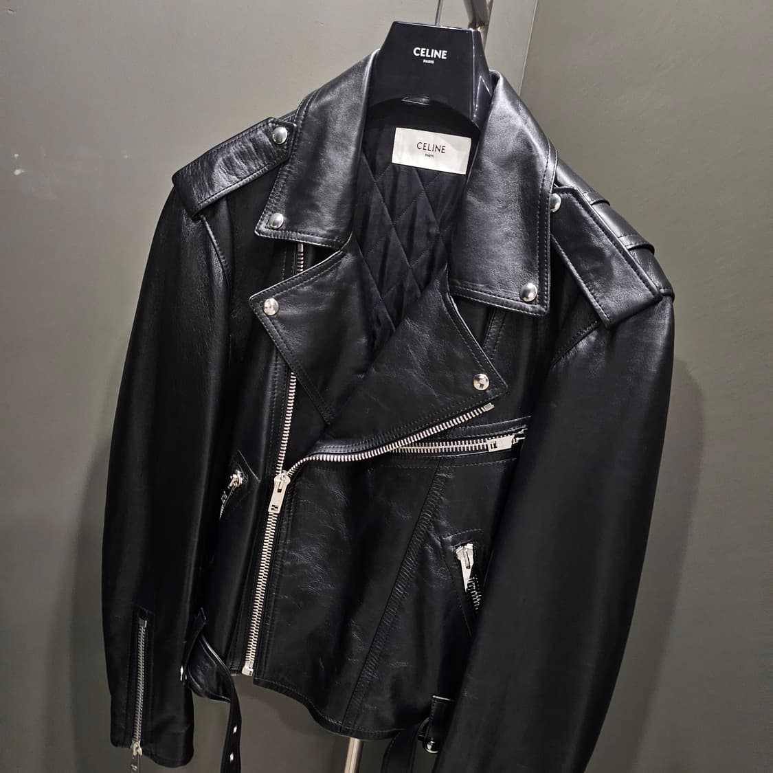 셀린느 옴므 텍스처드 레더 지퍼

클로저 바이커 가죽자켓 상품이미지2