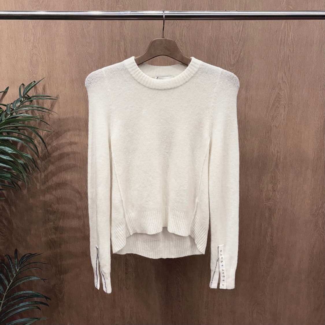 3.1 필립림 라운드넥 니트 슬리브 슬릿 진주 큐빅 장식 디테일 아이보리 상품이미지1