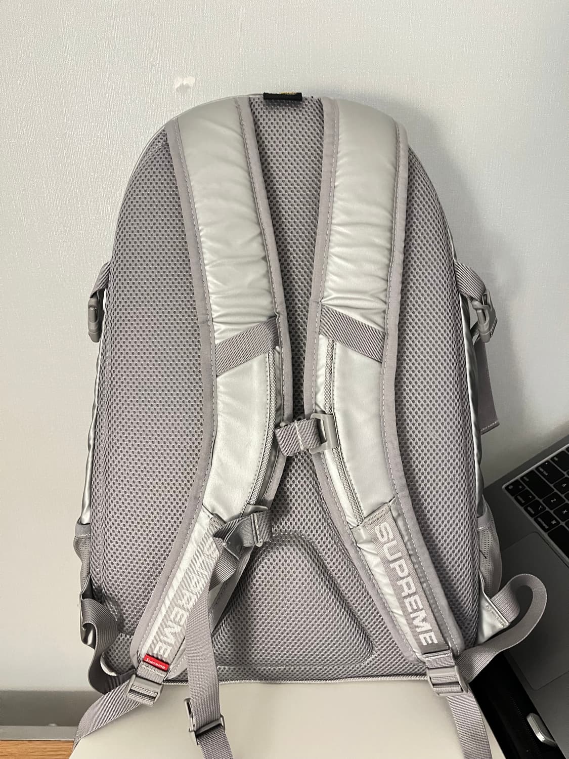 슈프림 백팩 실버 상품이미지2