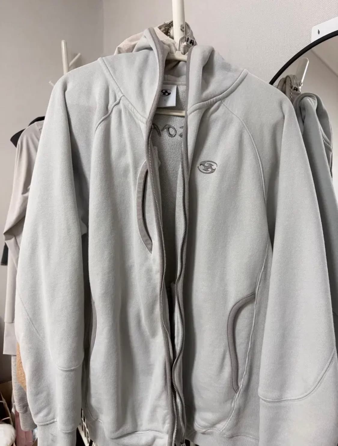 산산기어 후드집업 그레이 24SS 2사이즈(착샷o) 상품이미지2