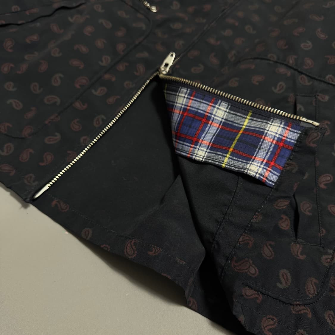 빔즈+(BEAMS+) 블랙컬러 페이즐리 패턴 더블 집업 스윙톱 자켓 상품이미지4