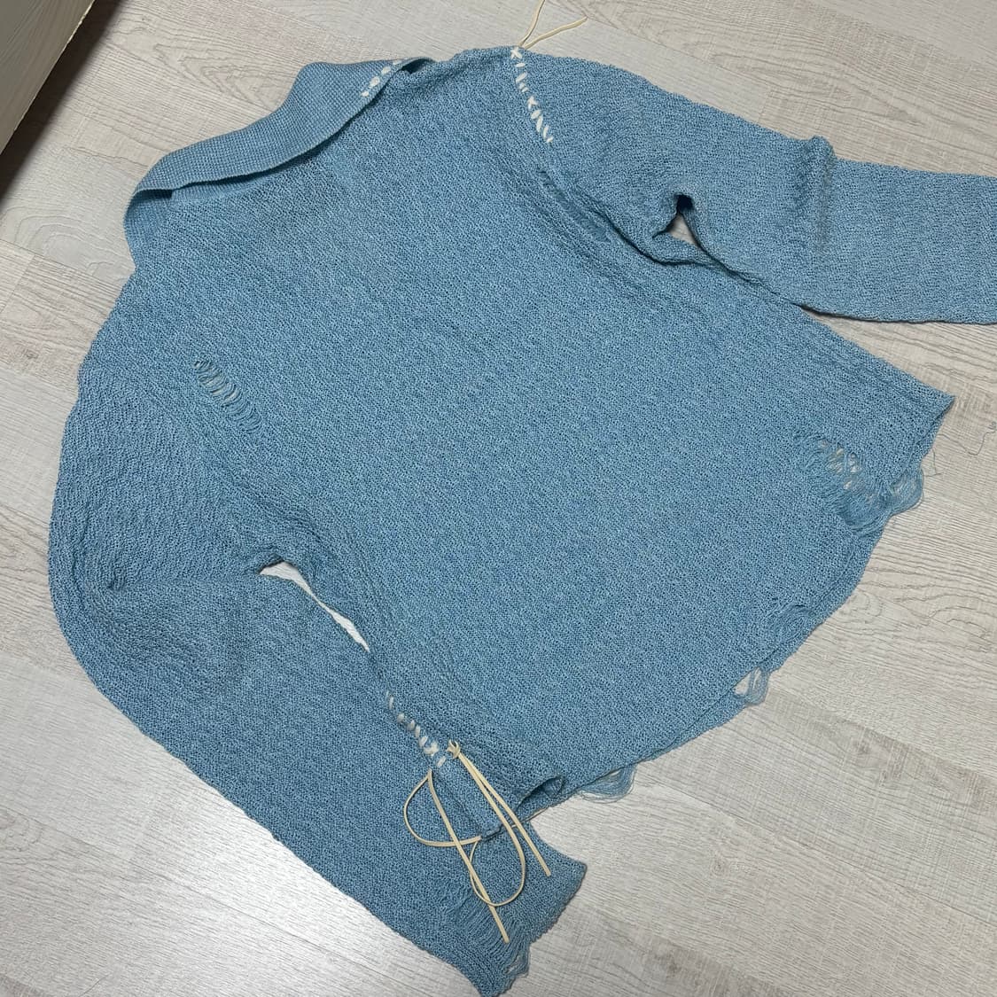 앤더슨벨 데미지 니트 블루 상품이미지3