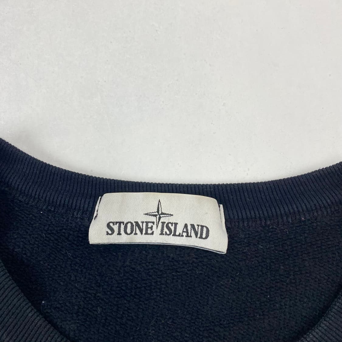 스톤아일랜드 와펜 블랙 맨투맨 (110) 상품이미지4