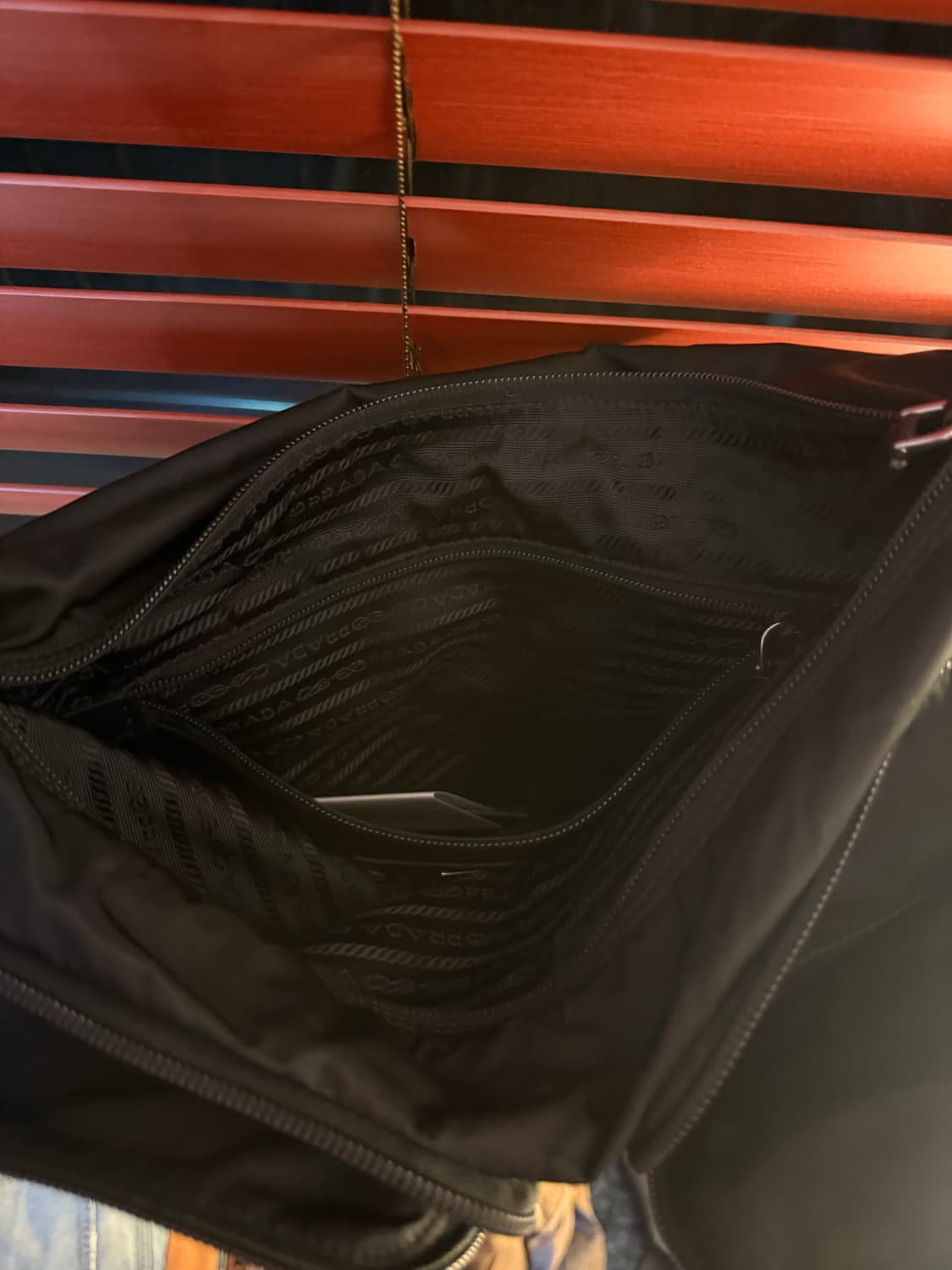 프라다 테수토 투 포켓 버클 메신저백 상품이미지4