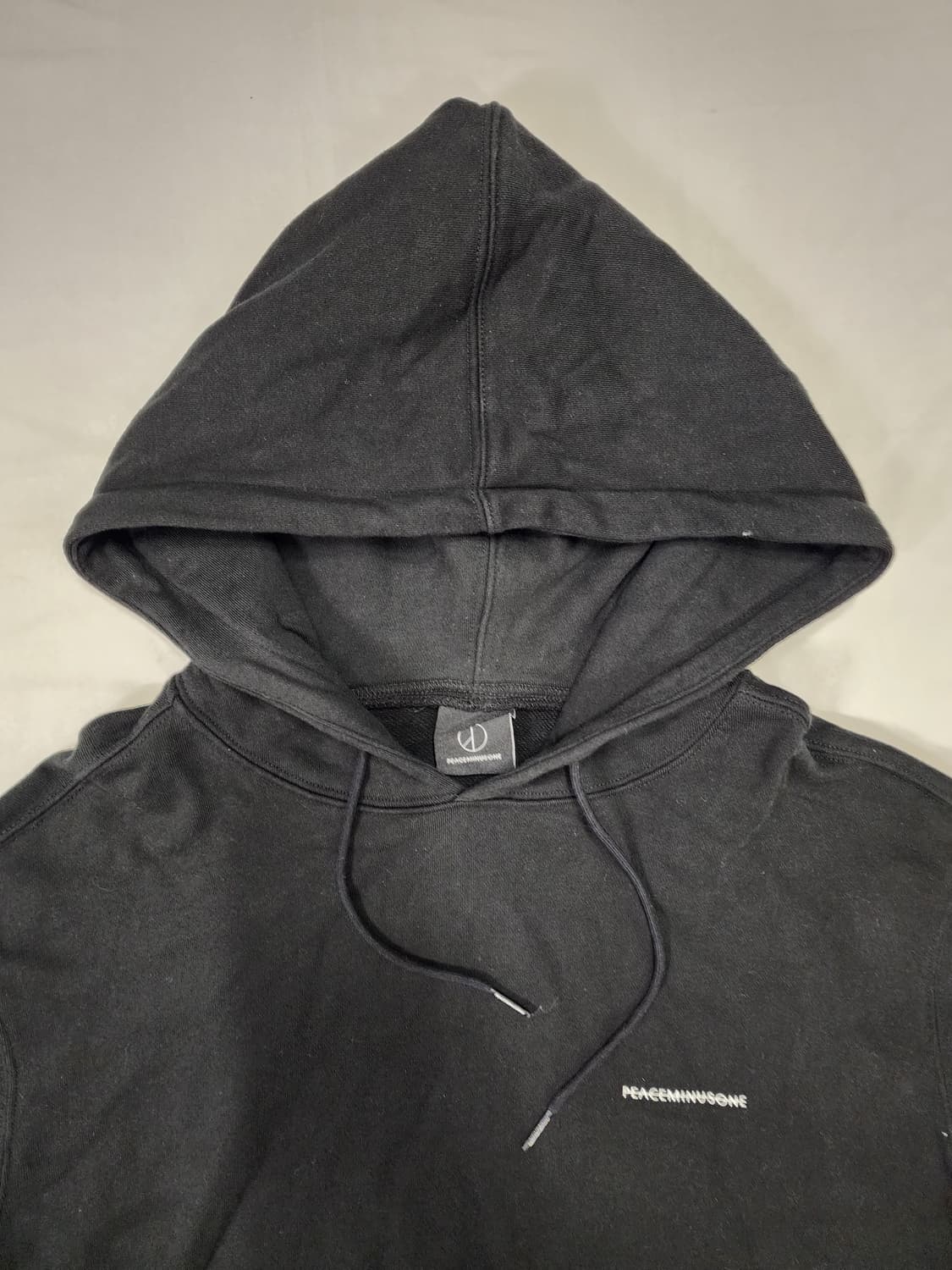 피스마이너스원 로고 블랙 후드티 상품이미지3