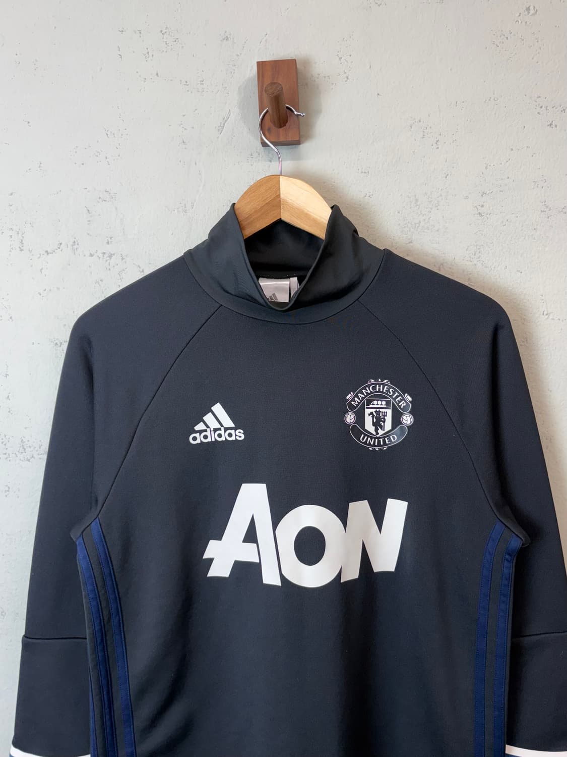 아디다스 맨체스터유나이티드 빈티지 트레이닝 탑 상품이미지3