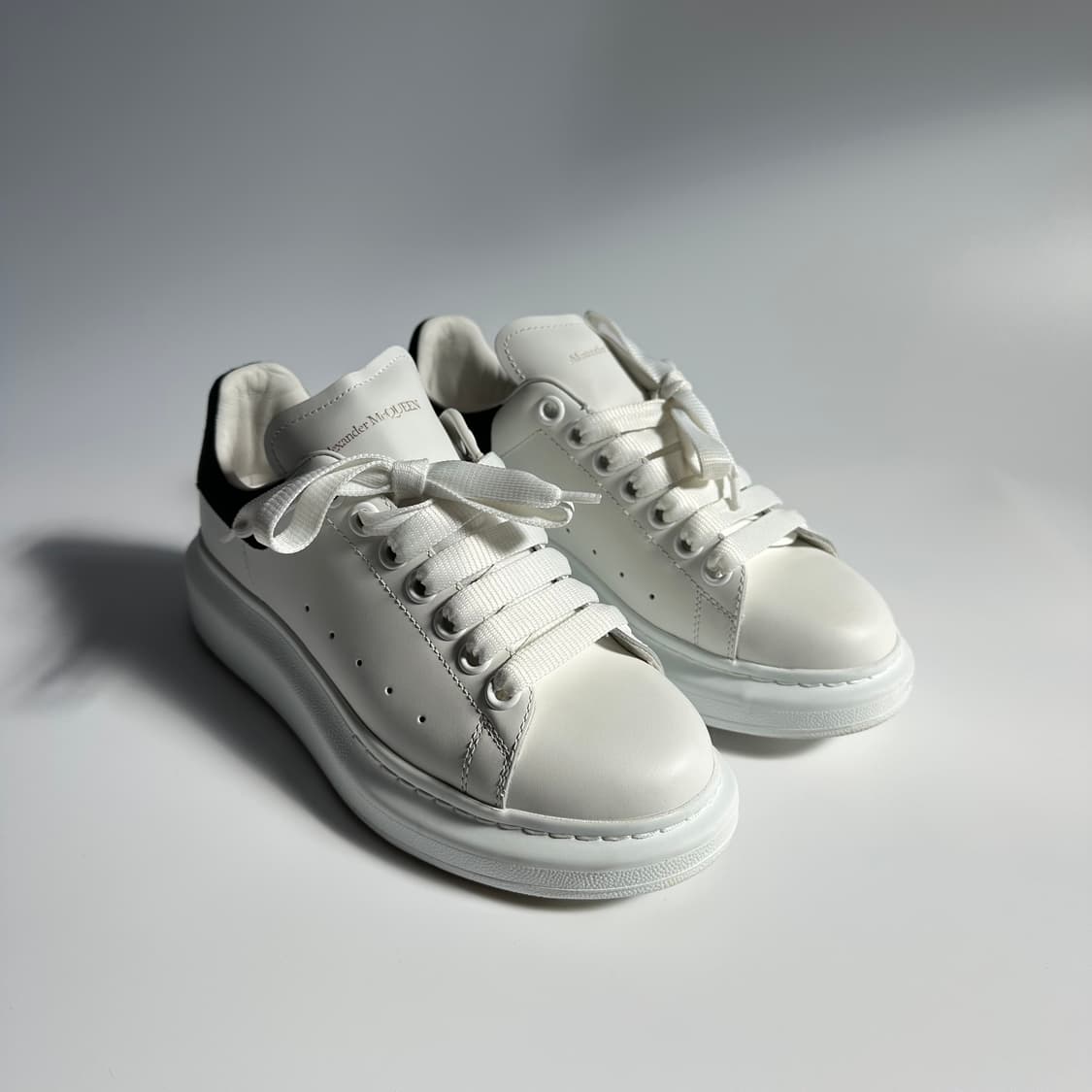 [새상품급/풀구성] 알렉산더 맥퀸 오버솔 스니커즈 37.5(245) 상품이미지2