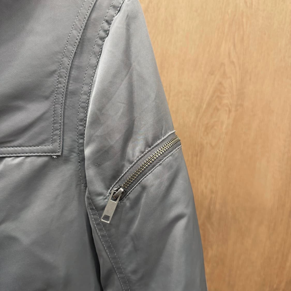 도나카란 뉴욕 진스 나일론 패딩 코트 토글 로프 스트랩 디테일 그레이 상품이미지6