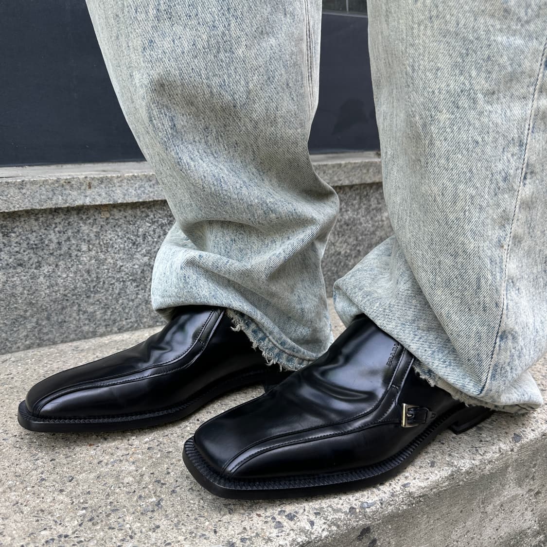 블랙 프라다 스퀘어 토 가죽 로퍼 상품이미지1