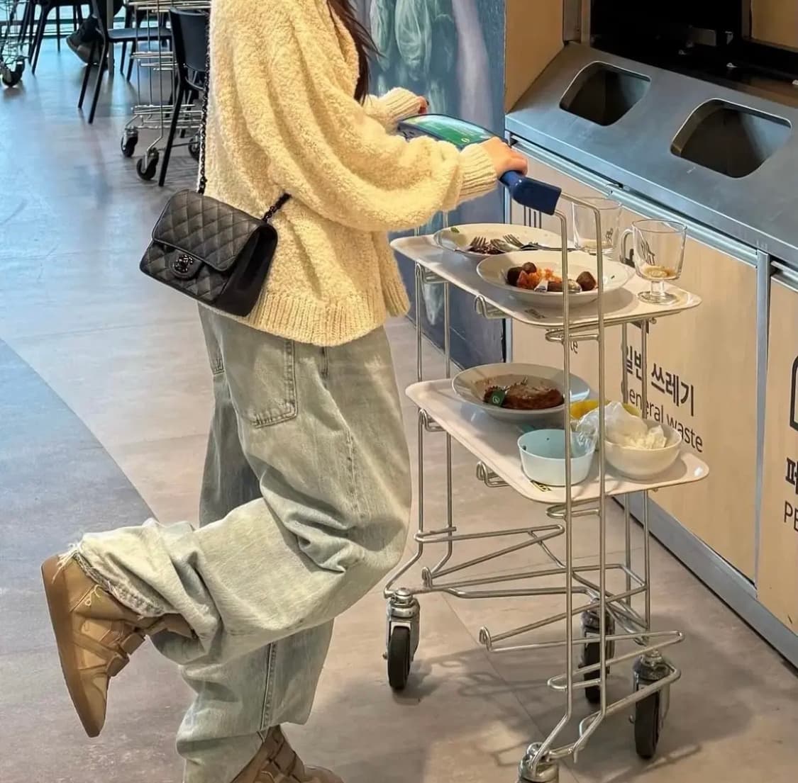 샤넬 클래식 쁘띠삭 플랩백 카프 올블랙 상품이미지2