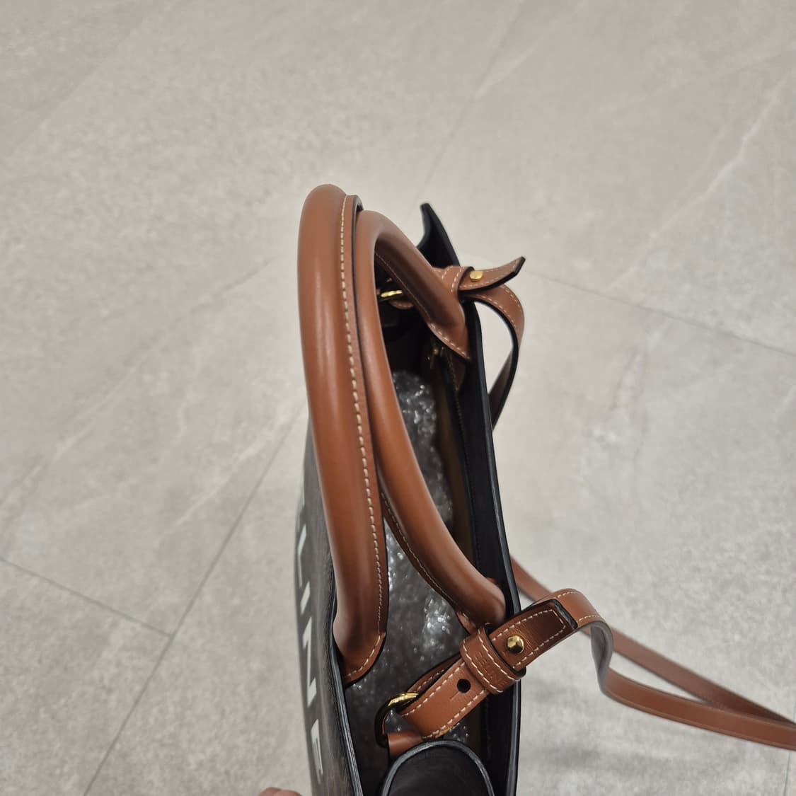 셀린느 버티컬 카바스 트리옹프 스몰 크로스백 가죽신품급 상품이미지4