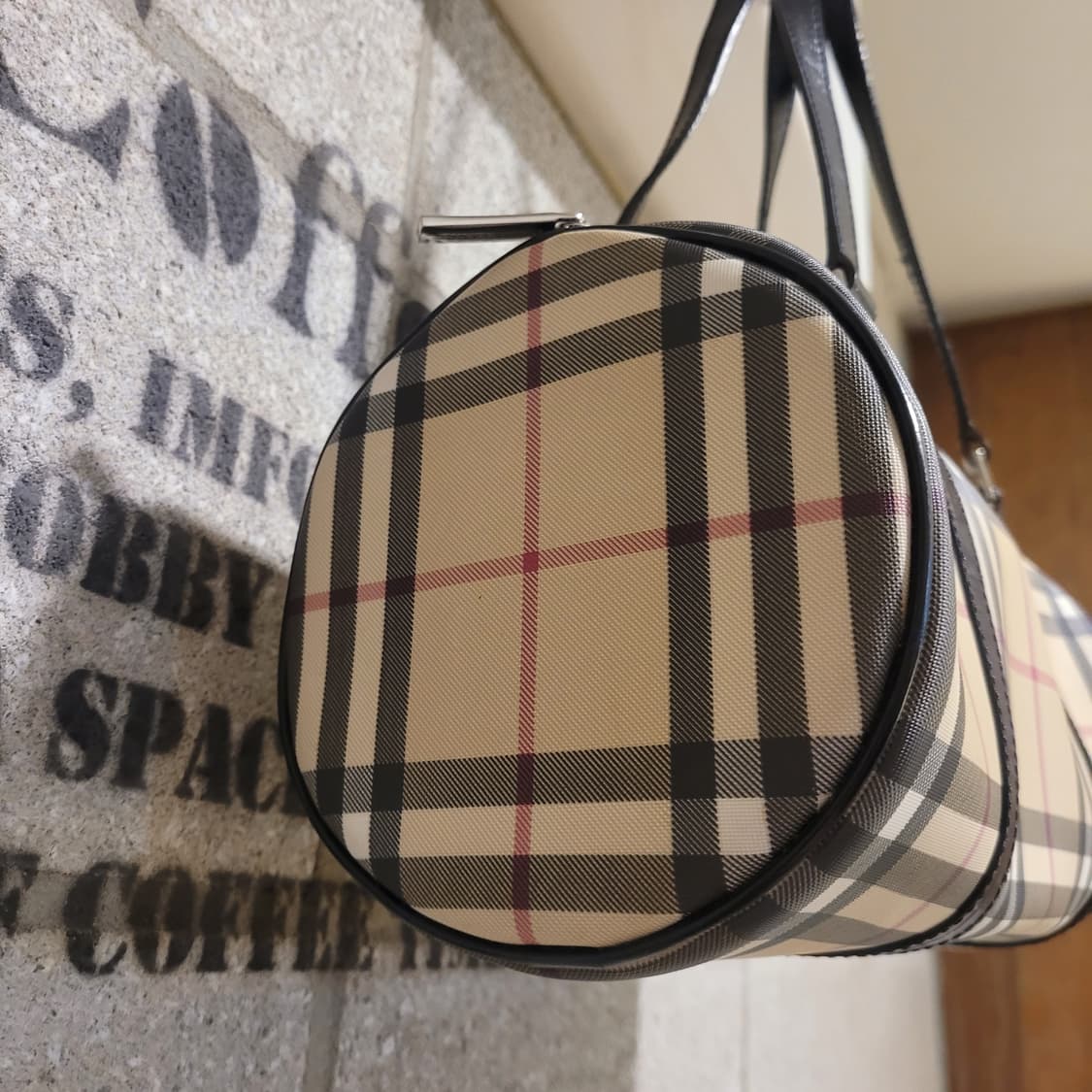버버리 노바체크 원통 토트백 상품이미지4